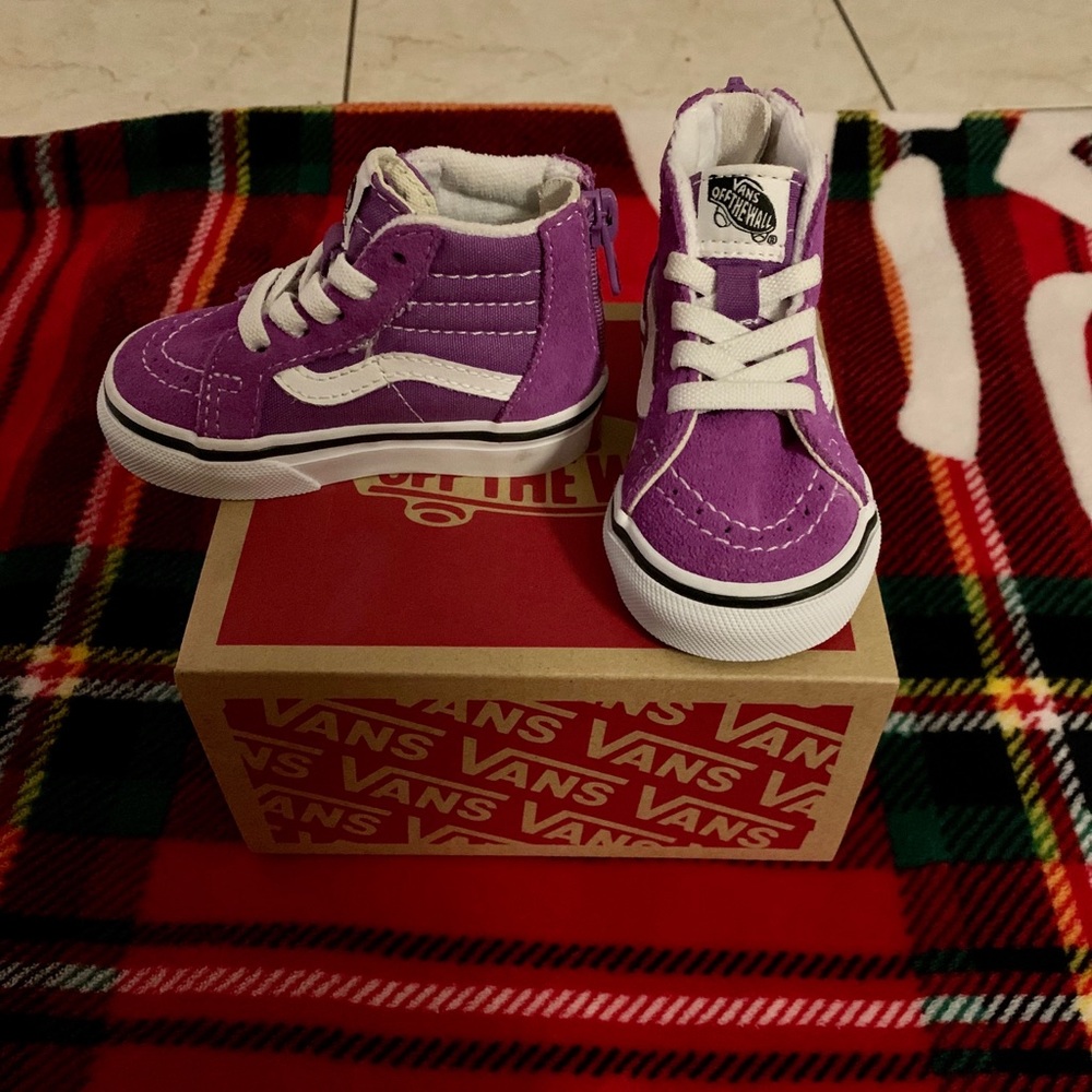 Toddler girls purple Vans size 4 brand new in box.